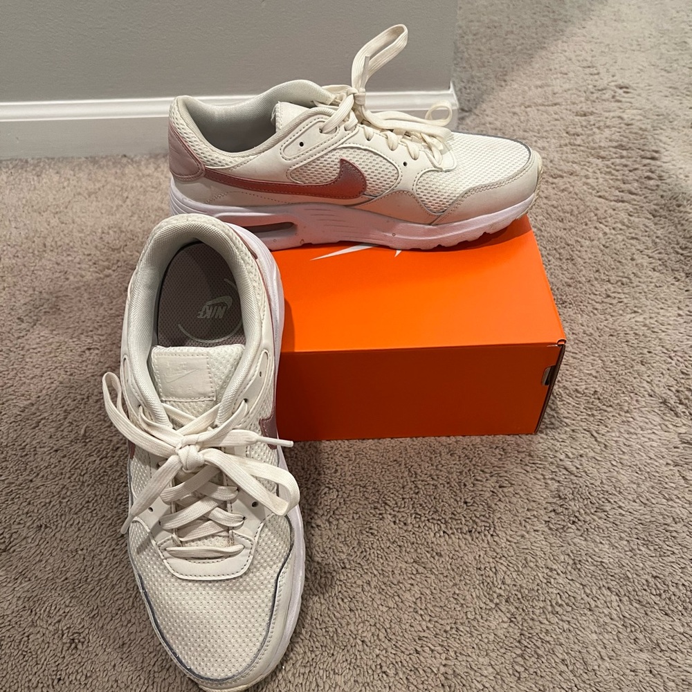 Nike Women's Cream and Pink Casual Shoe Size 8